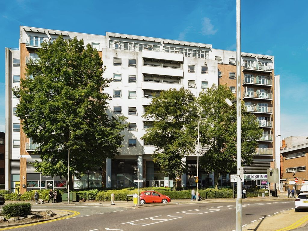 2 bed flat to rent in Wilmington Close, Watford WD18, £1,750 pcm Zoopla