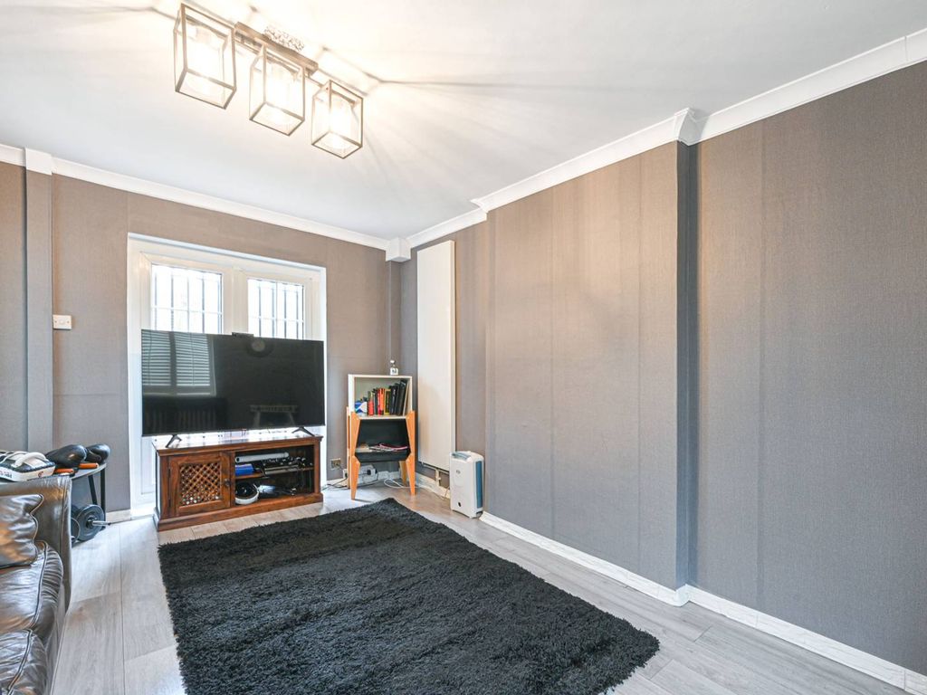 4 bed end terrace house for sale in Crescent Way, North Finchley