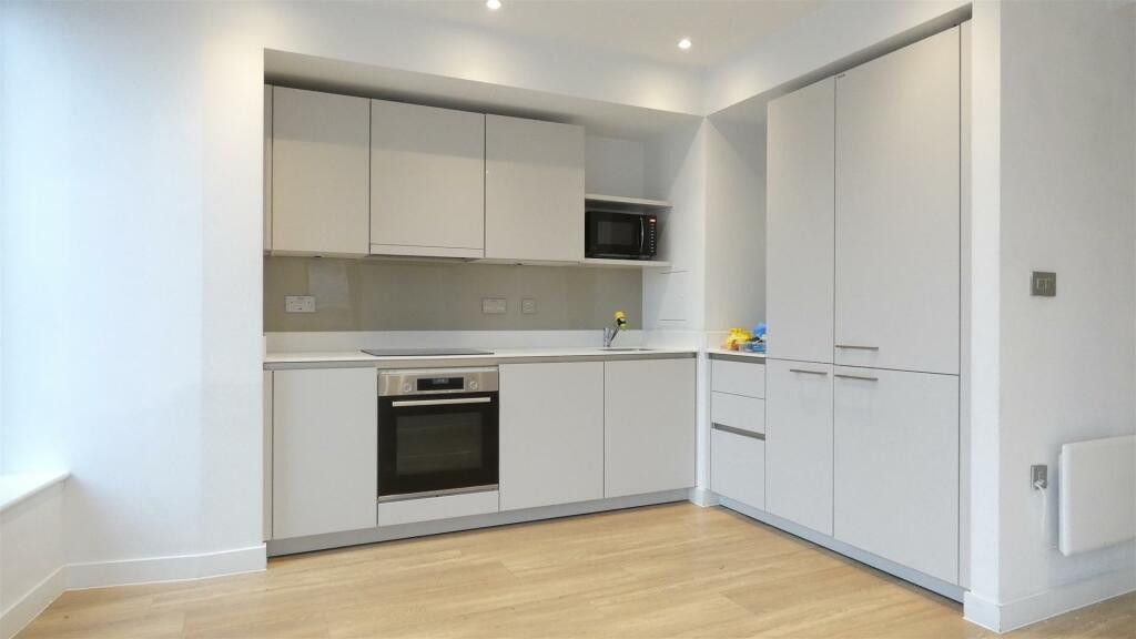 2 bed flat to rent in Sanderstead Road, South Croydon, Surrey CR2, £