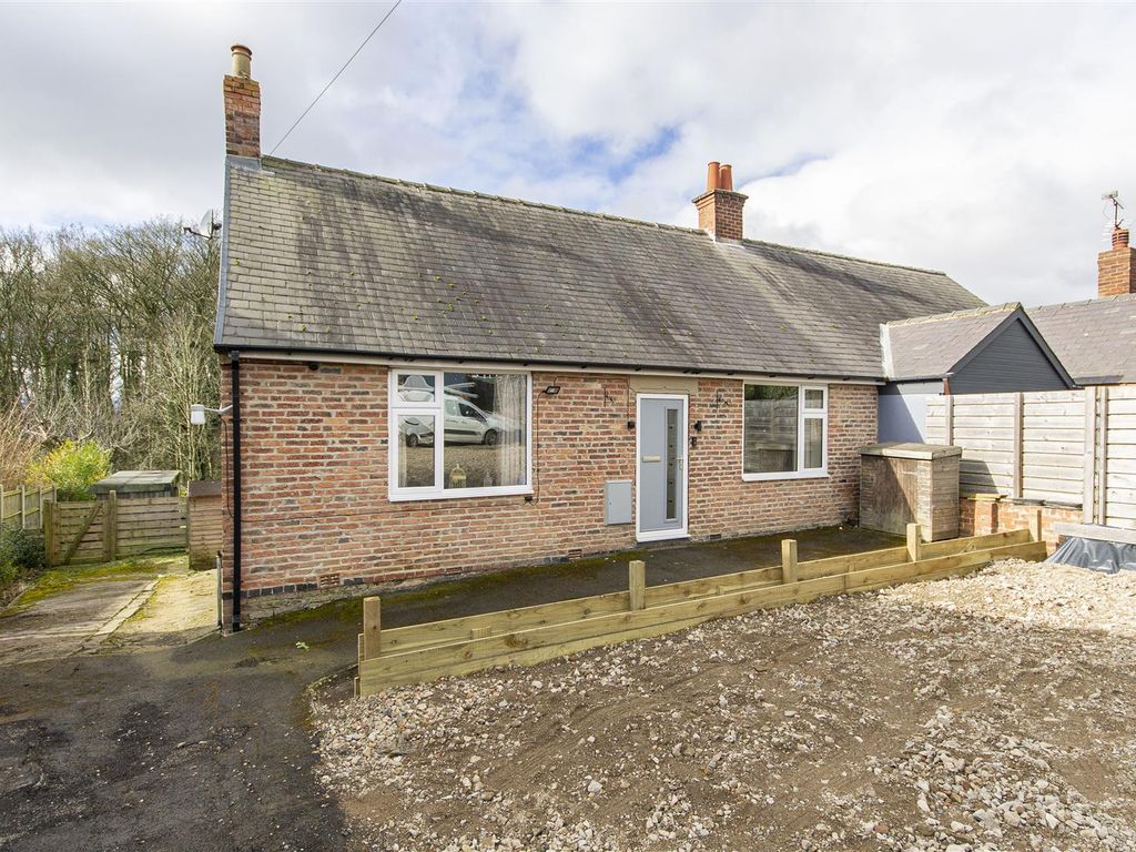 4 bed semidetached bungalow for sale in Hady Lane, Hady, Chesterfield