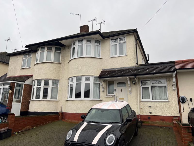 4 bed semidetached house for sale in Gallants Farm Road, East