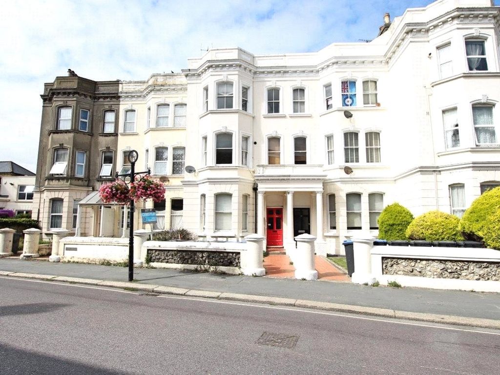 2 bed flat to rent in Rowlands Road, Worthing, West Sussex BN11, £1,200