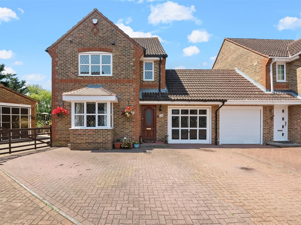 4 bed link detached house for sale in Martindale, Iver SL0, £795,000