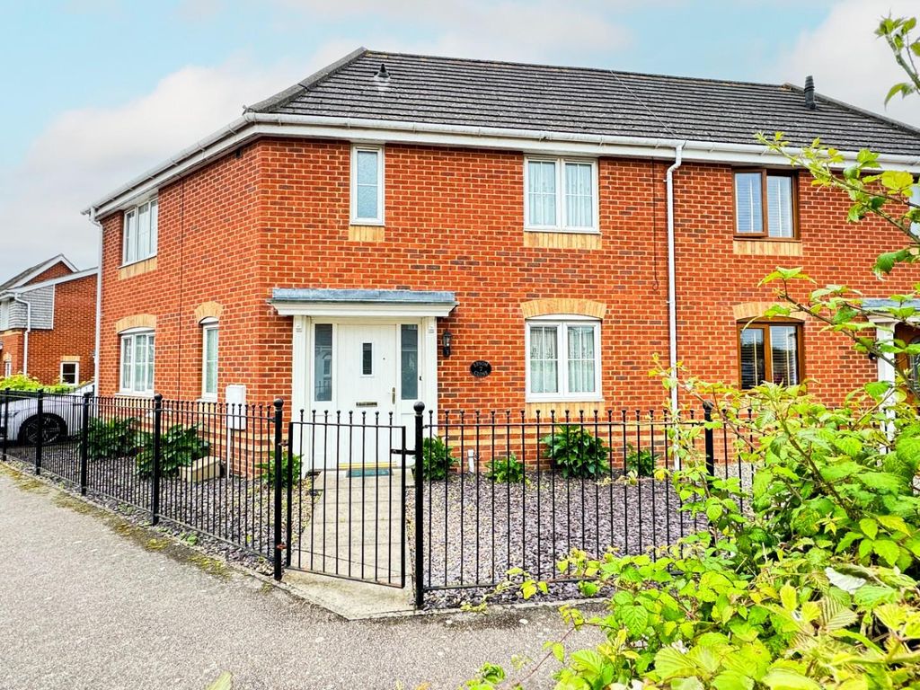 3 bed semidetached house to rent in Epsom Close, Stevenage SG1, £1,750