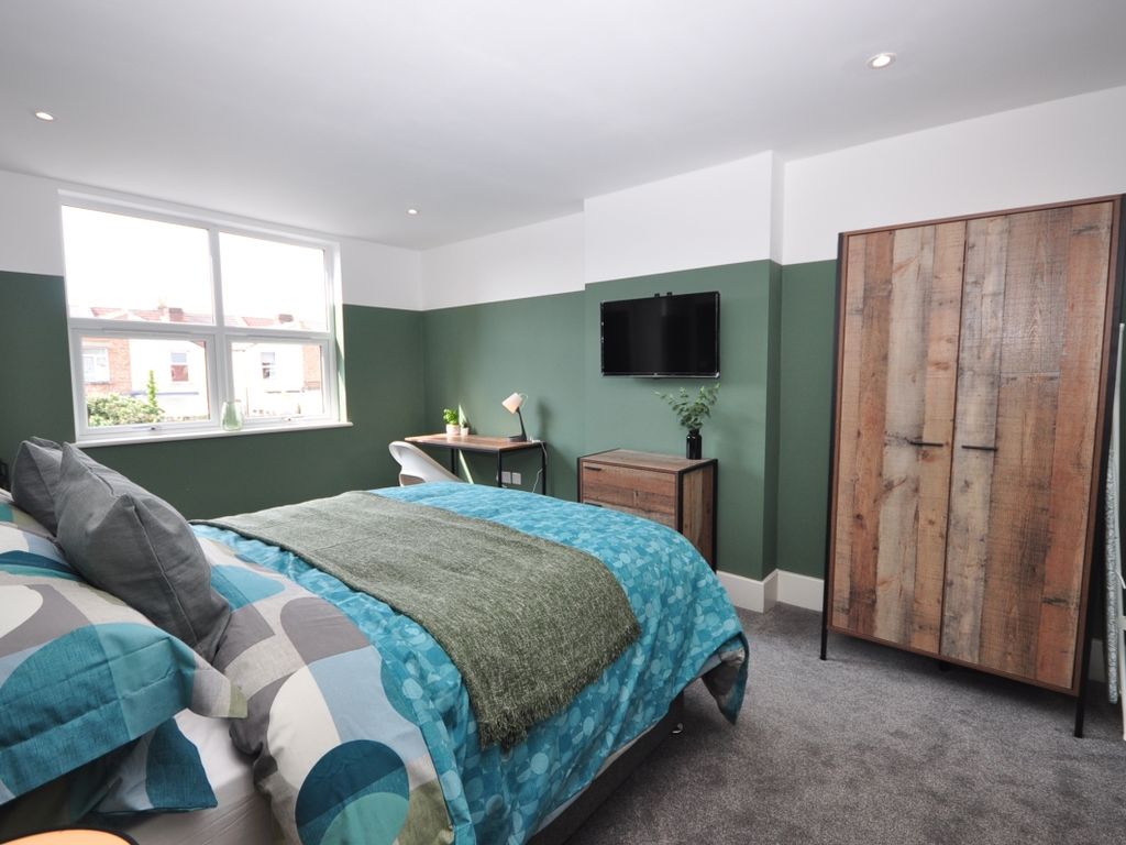 Room to rent in Farlington Road, Portsmouth PO2, £725 pcm Zoopla