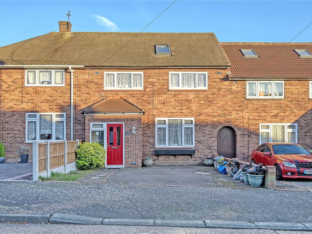 4 bed detached house for sale in Retford Road, Romford RM3, £400,000