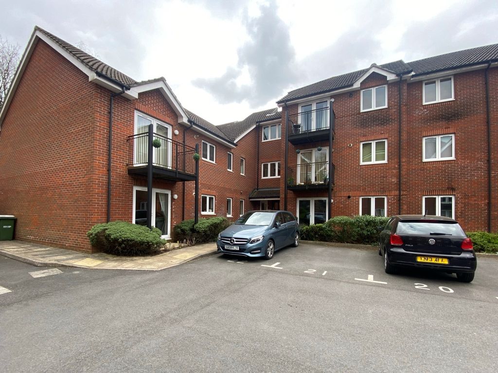 2 bed flat to rent in Langtry Court, Providence Hill, Bursledon