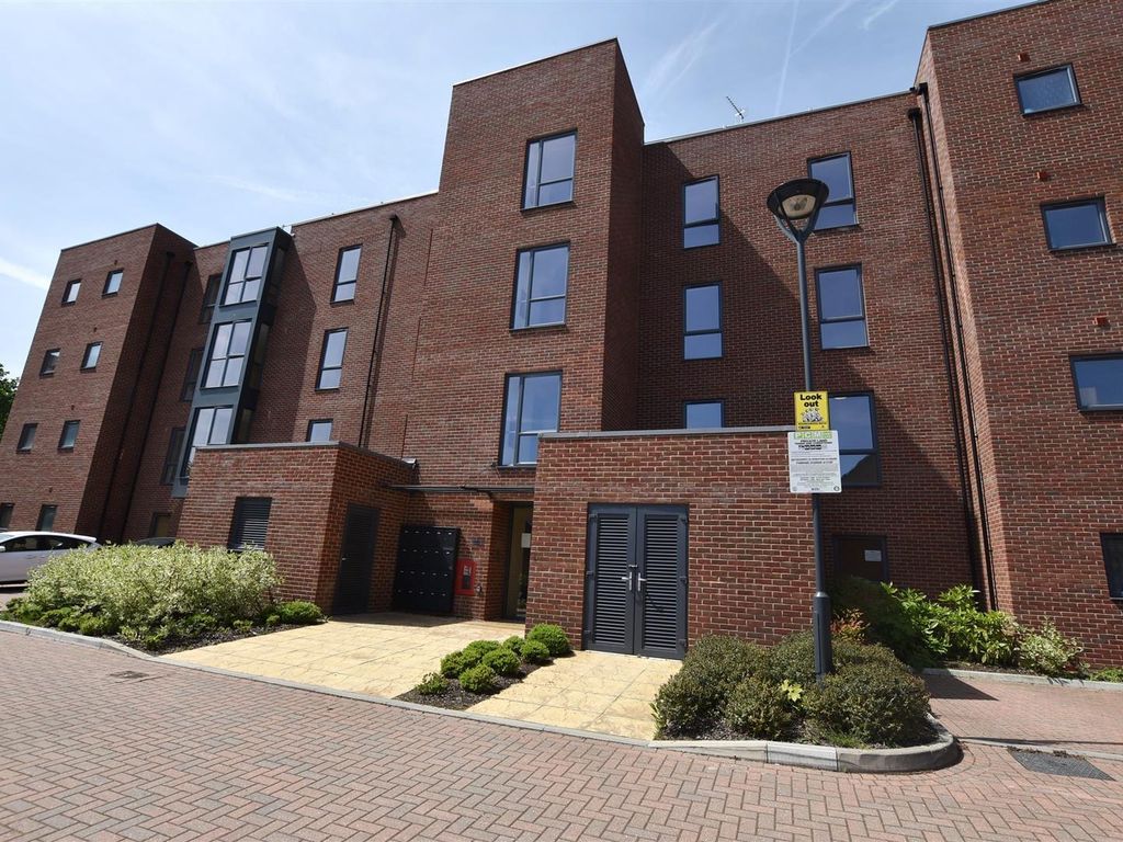 1 bed flat to rent in Brand Avenue, Uxbridge UB10, £1,395 pcm Zoopla