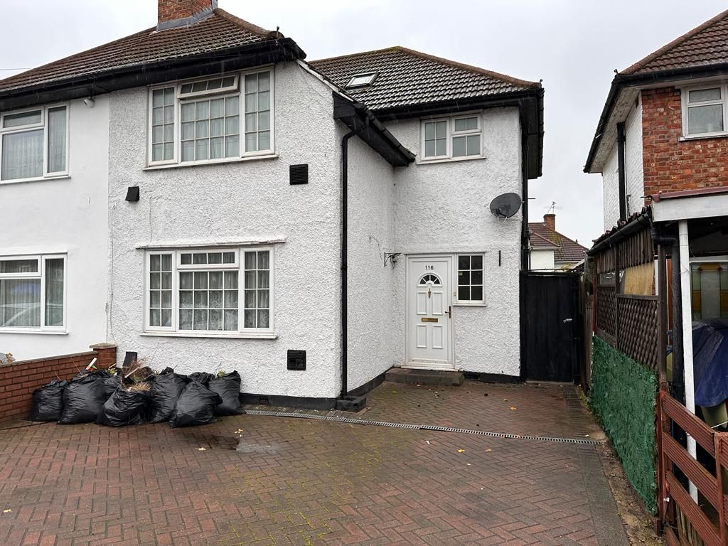 4 bed semidetached house to rent in Vicarage Farm Road, Hounslow TW5