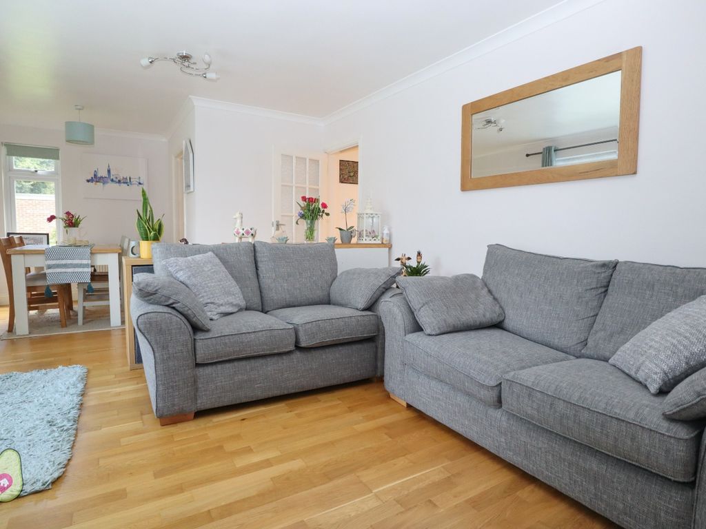 2 bed flat for sale in Chantry Court, Church Road, Frimley, Camberley