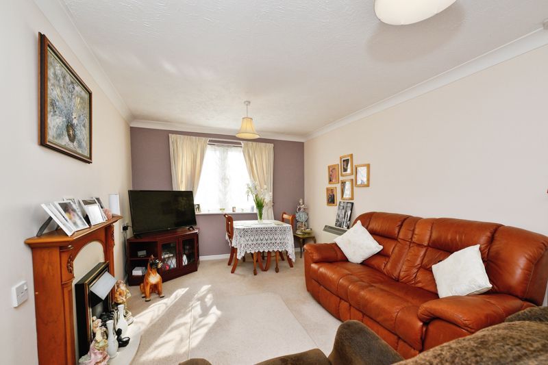 1 bed flat for sale in Cliff Richard Court, Cheshunt EN8, £130,000 - Zoopla