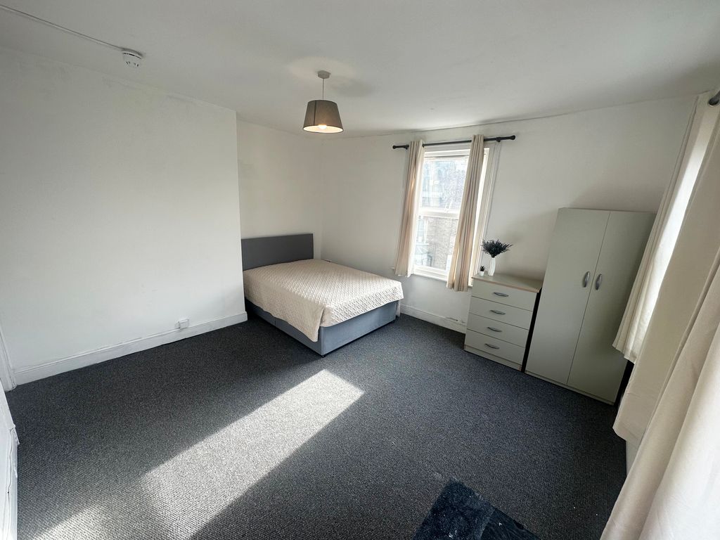Room to rent in Harrow Road, London W9, £990 pcm Zoopla