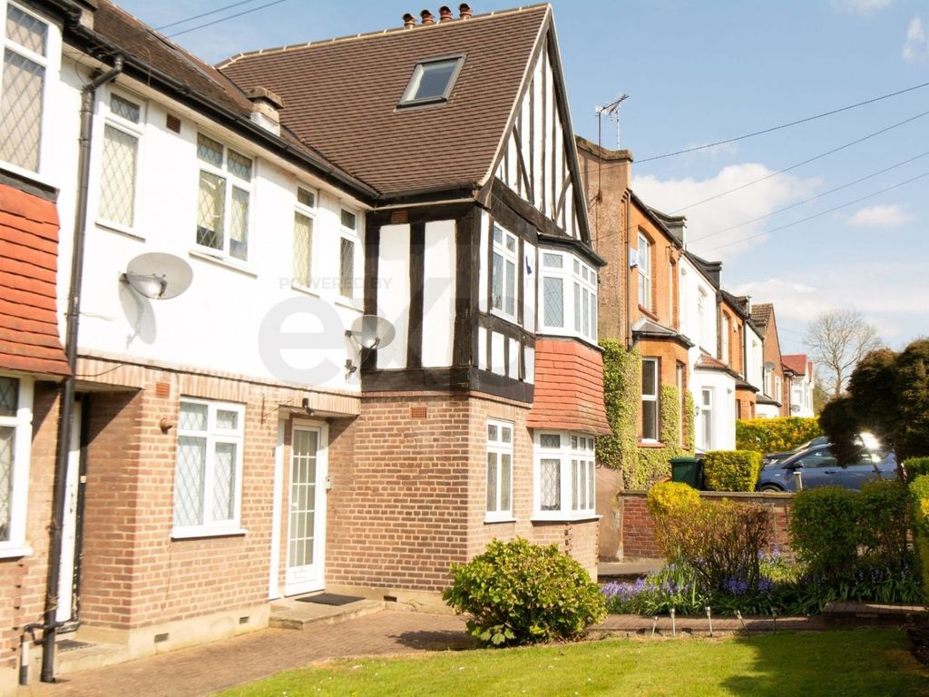 3 bed for sale in Birkbeck Road, London, Greater London NW7
