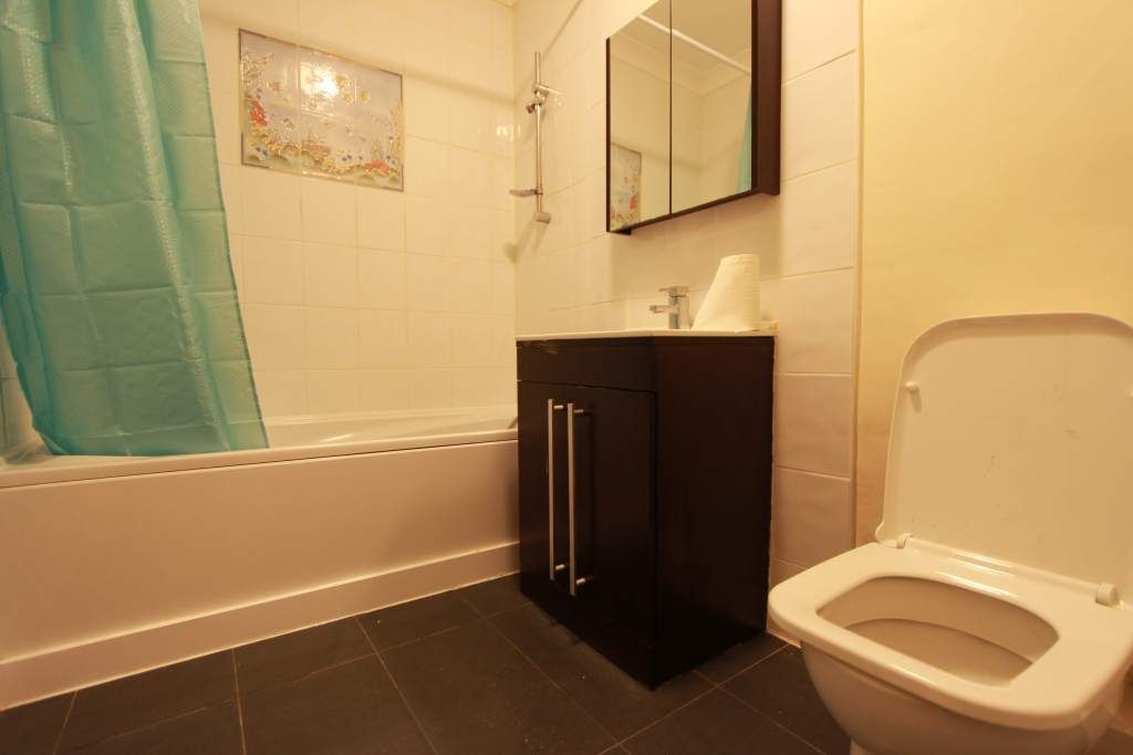 2 bed flat to rent in Woodhouse Road, London N12, £2,000 pcm Zoopla