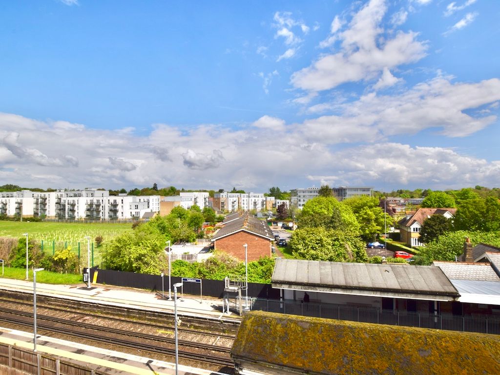 2 bed flat to rent in Victory Park Road, Addlestone, United Kingdom