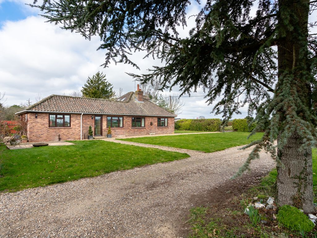 4 bed detached bungalow for sale in Bungay Road, Hempnall, Norwich NR15