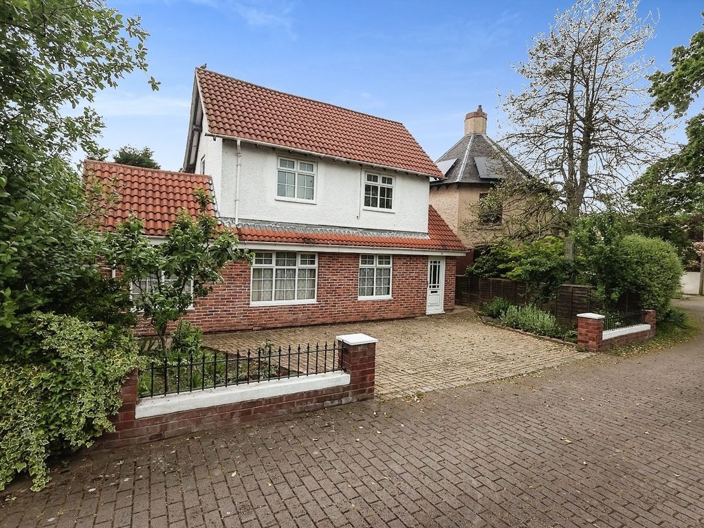 4 bed bungalow for sale in Beeches Farm Drive, Birmingham, West
