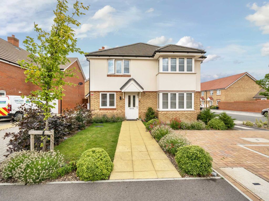 4 bed detached house for sale in Potter Way, Wokingham RG41, £757,350