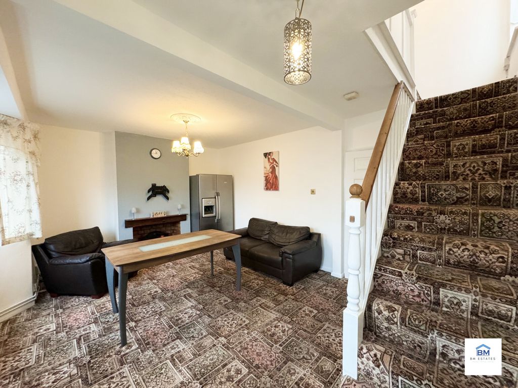 3 bed semidetached house to rent in Hazel Drive, Braunstone Town LE3