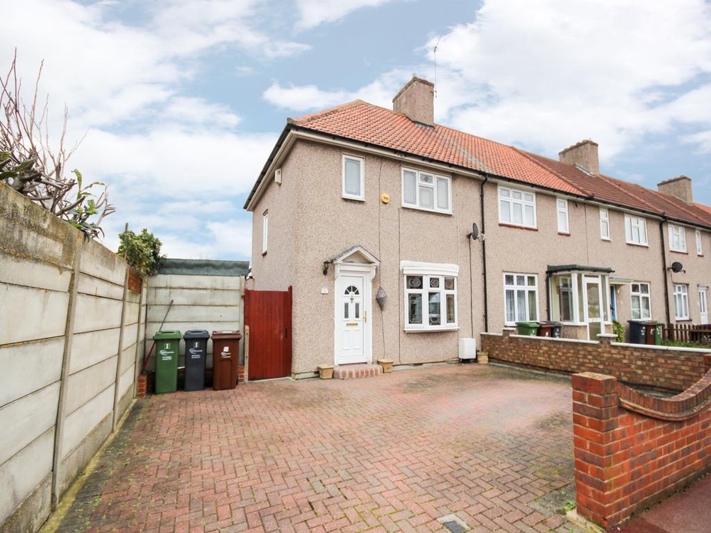 3 bed detached house to rent in Winterbourne Road, Dagenham, Essex RM8