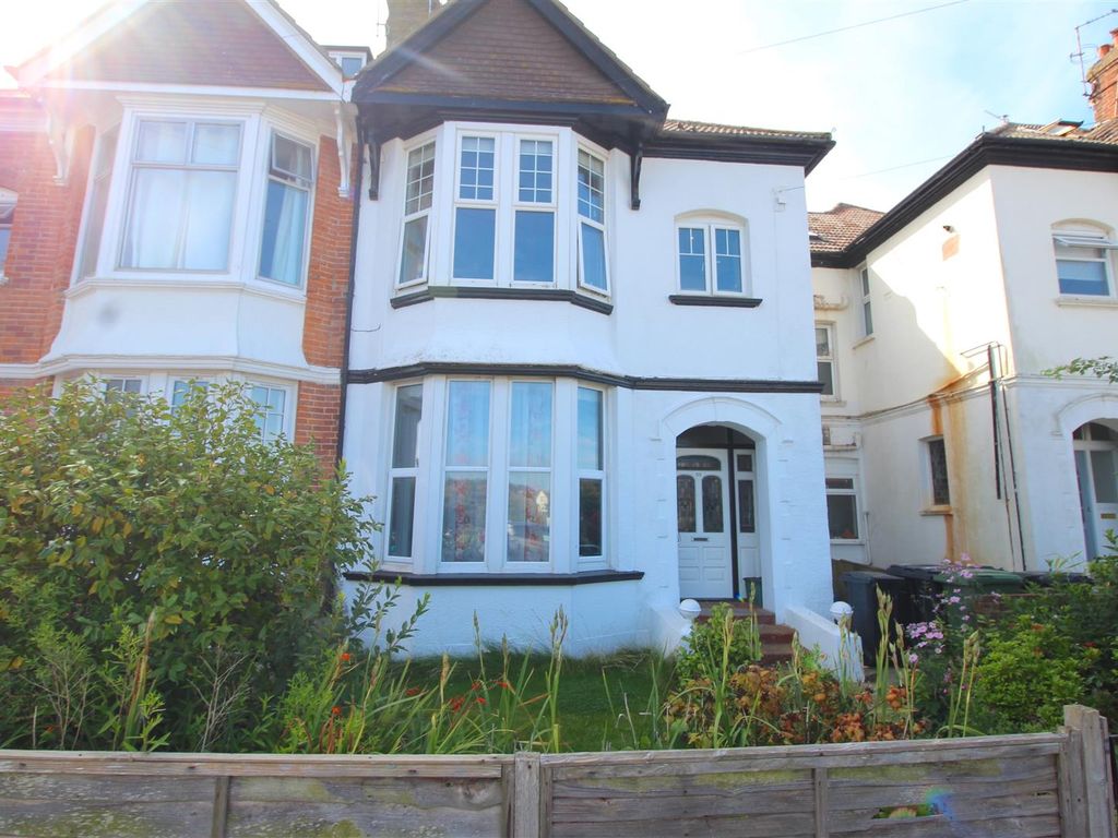 2 bed flat to rent in Egerton Road, BexhillOnSea TN39, £1,100 pcm