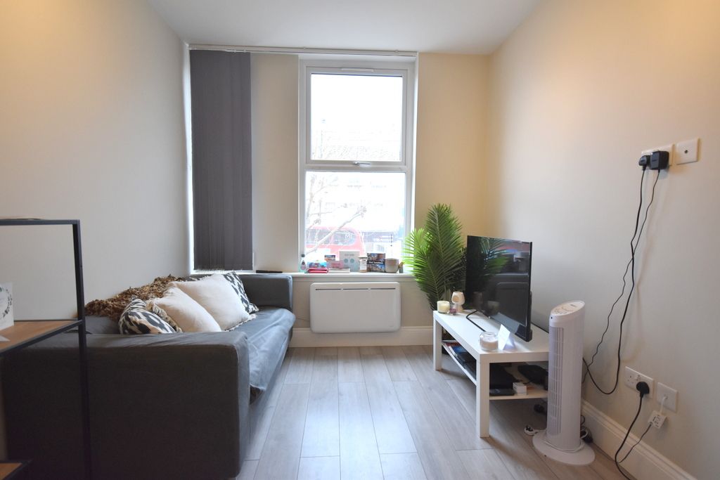 1 bed flat to rent in Mitcham Road, London SW17, £1,600 pcm Zoopla