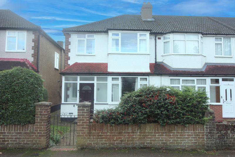 3 bed end terrace house for sale in Moira Close, Luton LU3, £285,000