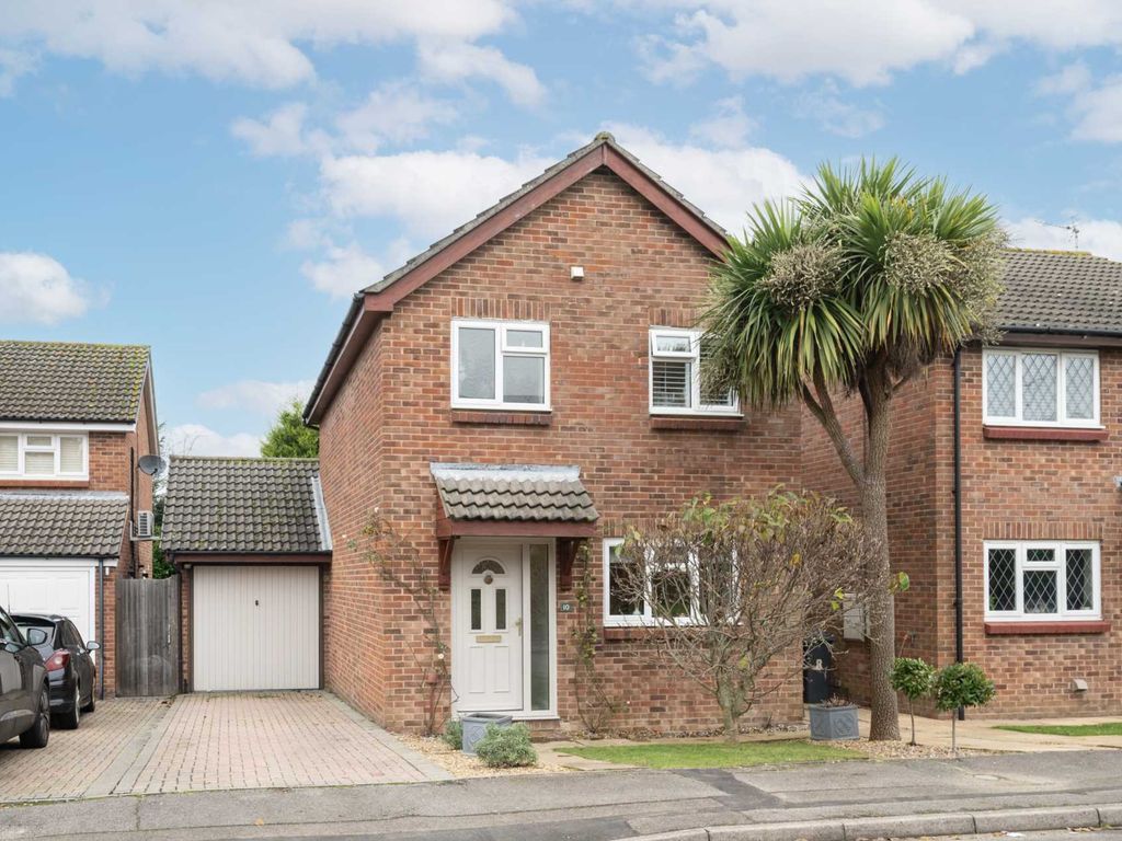 3 bed detached house for sale in Brook Road, Horsham RH12, £450,000