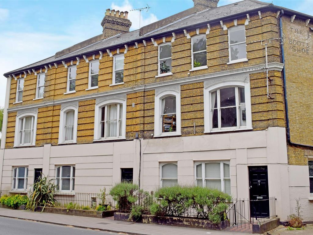 2 bed flat to rent in St. Margarets Road, St Margarets, Twickenham TW1