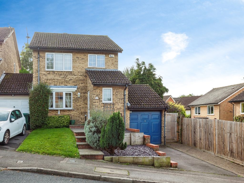 3 bed linkdetached house for sale in Ranmore Close, Pease Pottage