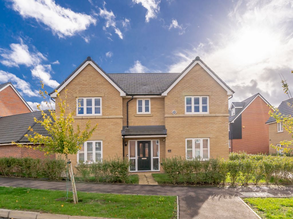 5 bed detached house for sale in Lansbury Road, Bletchley, Milton