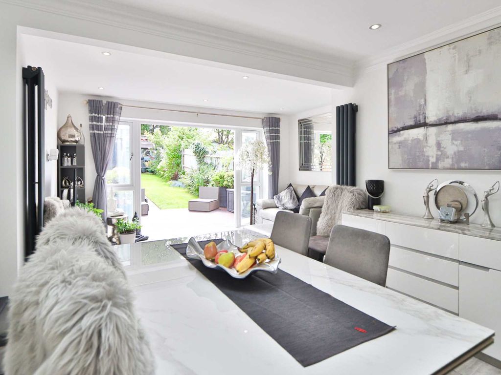 5 bed terraced house to rent in St Philips Avenue, Worcester Park KT4