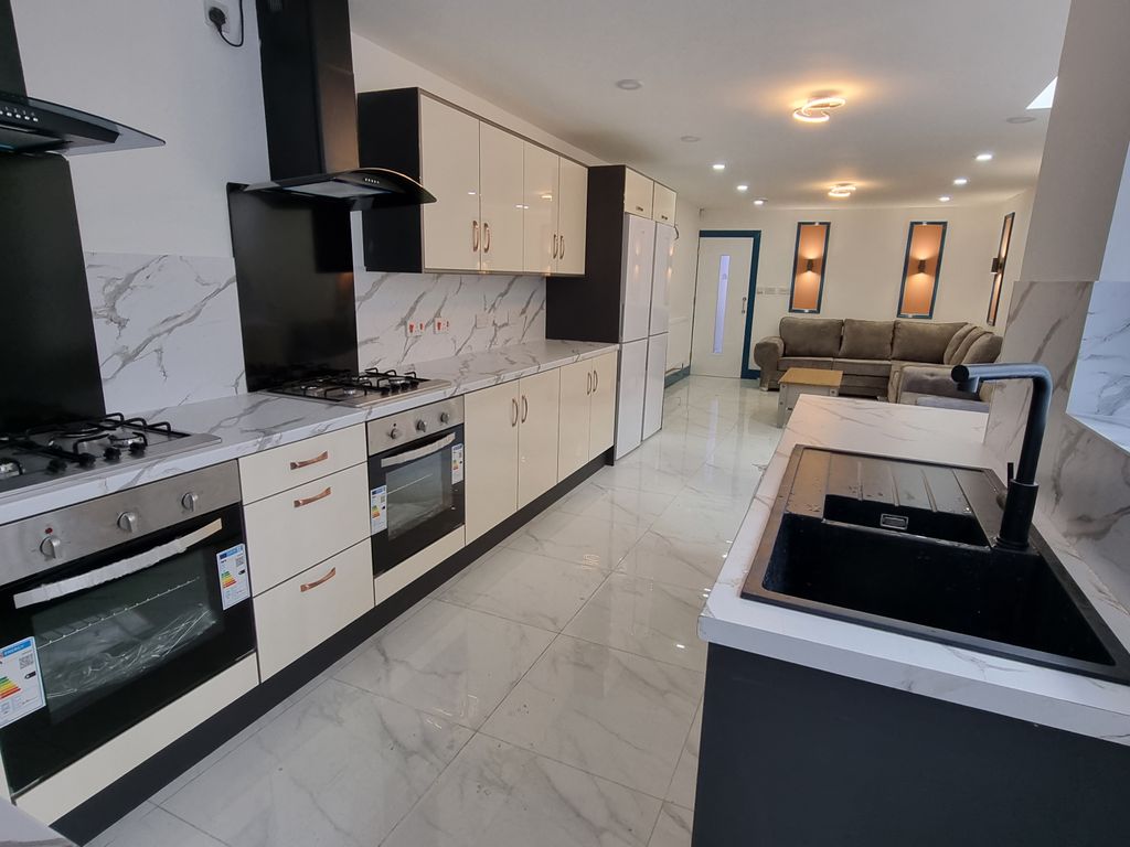 8 bed terraced house to rent in Luton Road, Birmingham B29, £4,853 pcm