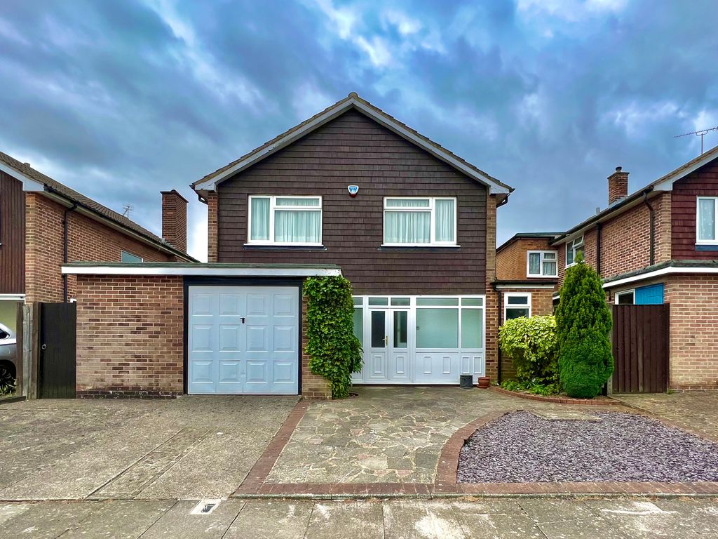 4 bed detached house for sale in Holmfield Close, Luton LU1, £490,000