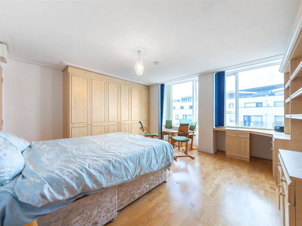 100 Drayton Park, London N5  