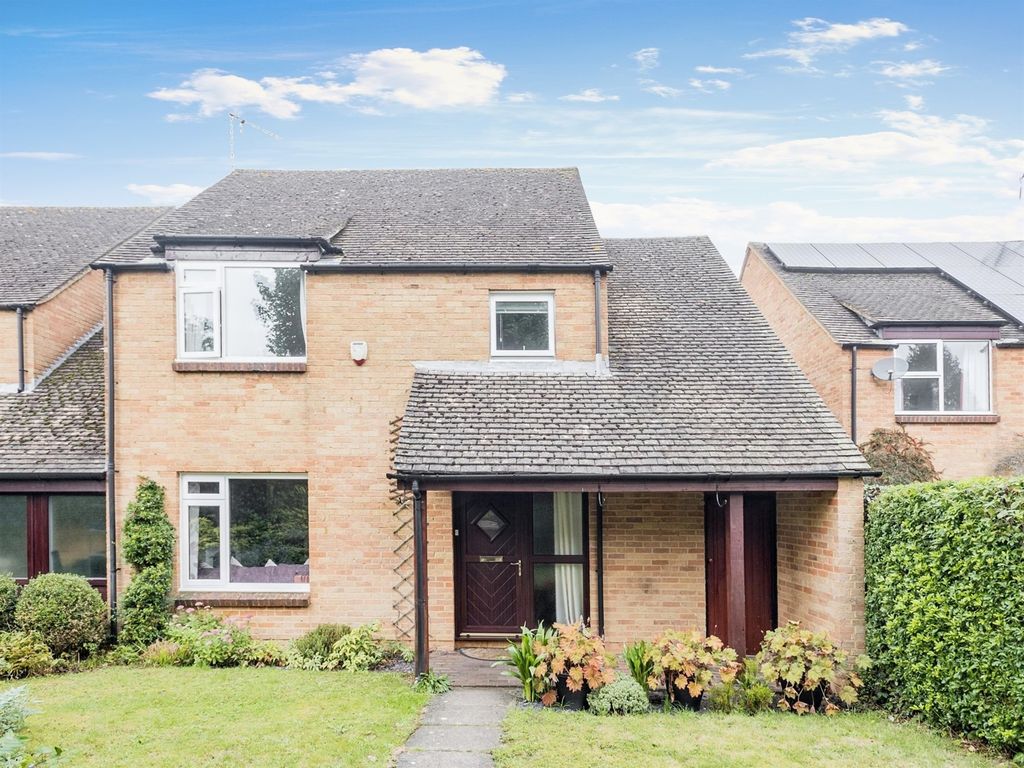 4 bed linkdetached house for sale in West Chiltern, Woodcote, Reading