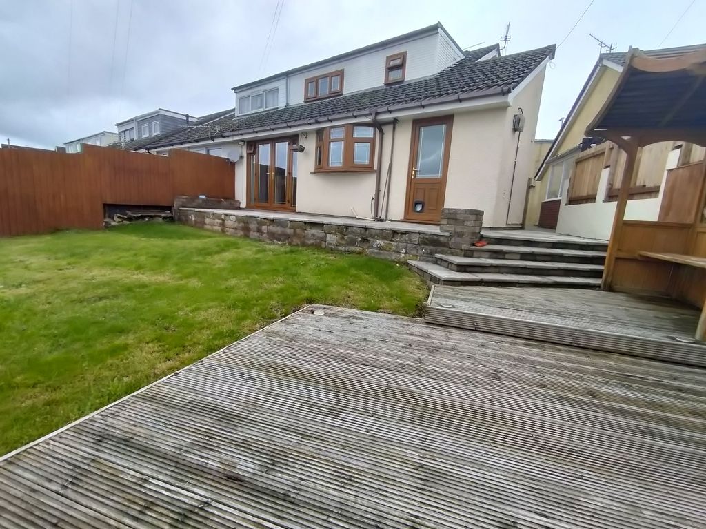 5 bed semidetached house to rent in The Links, Trevethin, Pontypool