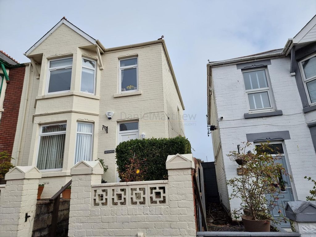 3 bed semidetached house for sale in Tynewydd Road, Barry CF62 Zoopla