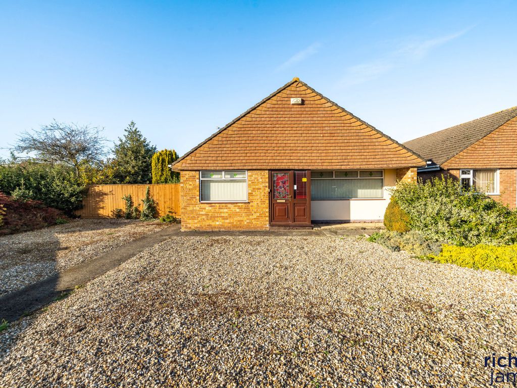 3 bed bungalow for sale in Derwent Drive, Upper Stratton, Swindon SN2