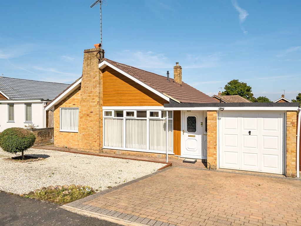4 bed detached bungalow for sale in Hobsons Walk, Tring HP23, £650,000