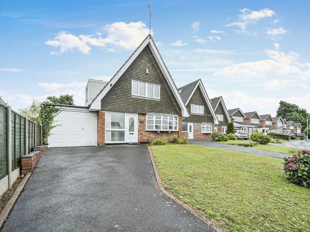 3 bed detached house for sale in Cherrington Gardens, Compton
