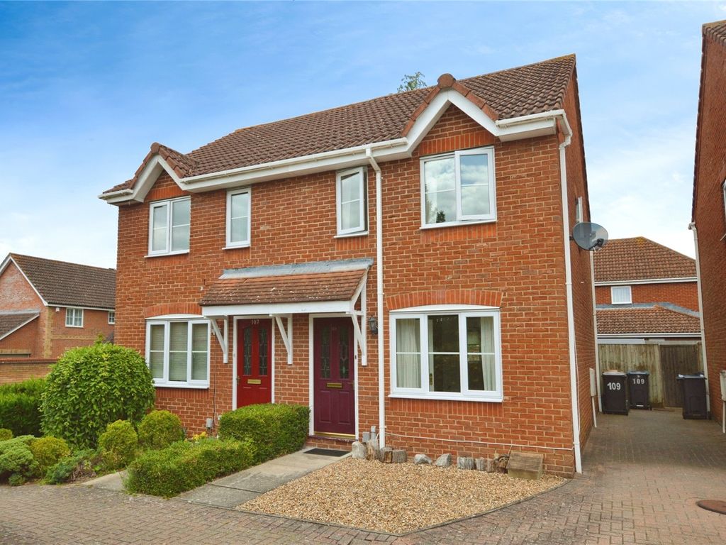 2 bed semidetached house to rent in The Thatchers, Stortford