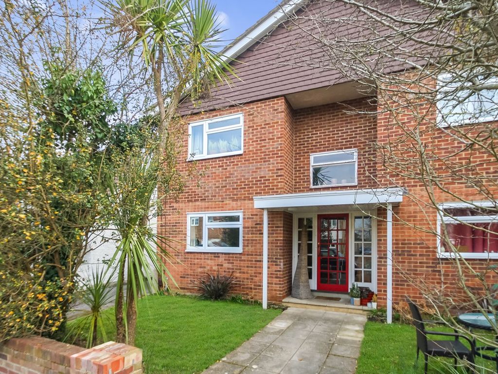 1 bed flat to rent in Avondale Avenue, StainesUponThames TW18 Zoopla