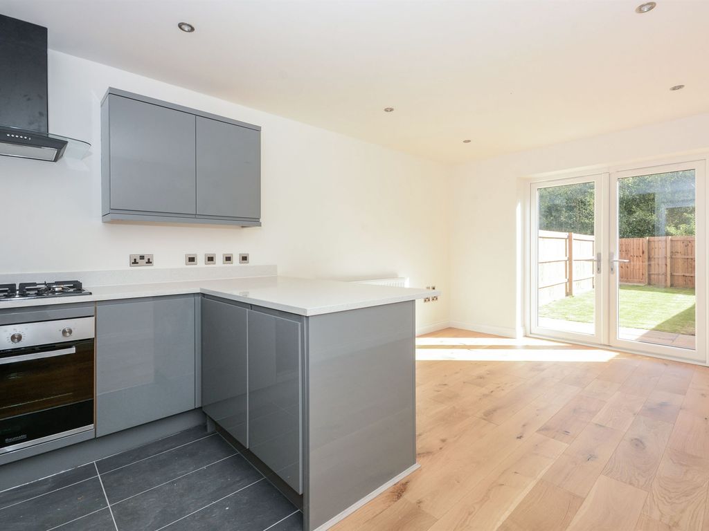 2 bed town house to rent in Staveley Road, Chesterfield S43, £825 pcm