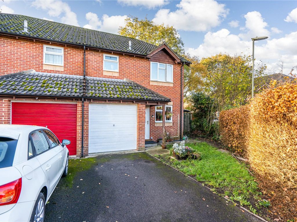 3 bed semidetached house for sale in Wetherby Court, Totton