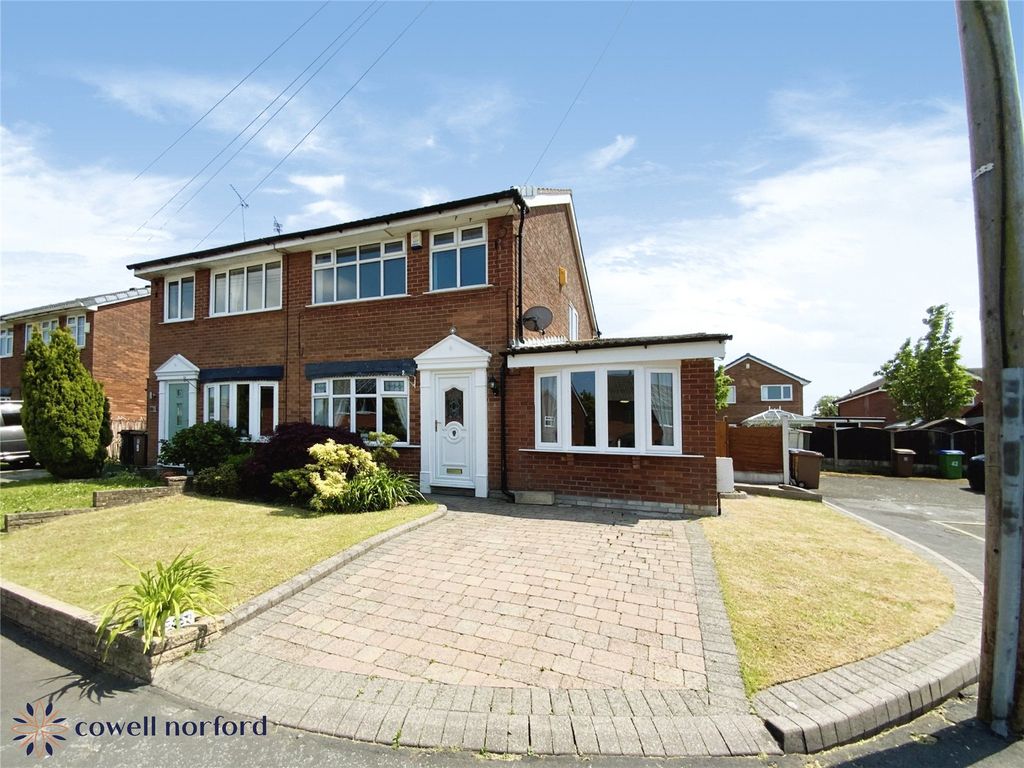 4 bed semidetached house for sale in Bealcroft Close, Milnrow