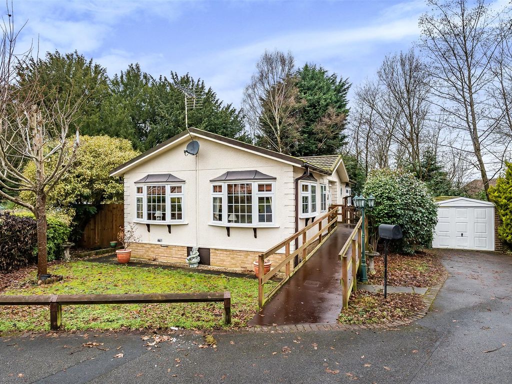 2 bed mobile/park home for sale in Yew Close, Warfield Park, Bracknell