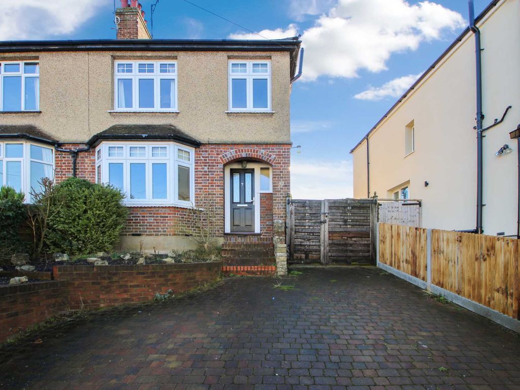 3 bed semidetached house to rent in Christchurch Road, Hemel Hempstead