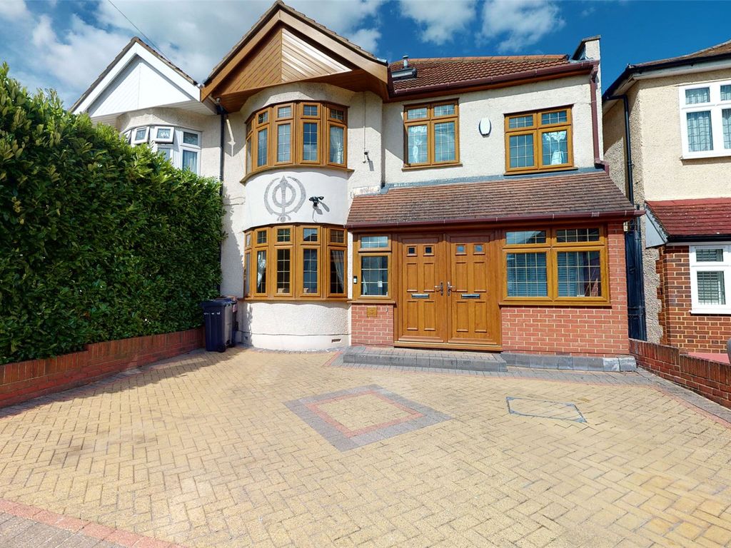 5 bed semidetached house for sale in The Glade, Clayhall, Ilford IG5