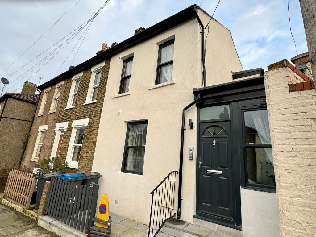 2 bed flat to rent in Sussex Road, South Croydon, Surrey CR2, £1,595